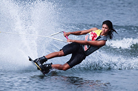 ورزشکار در حال اسکی روی آب